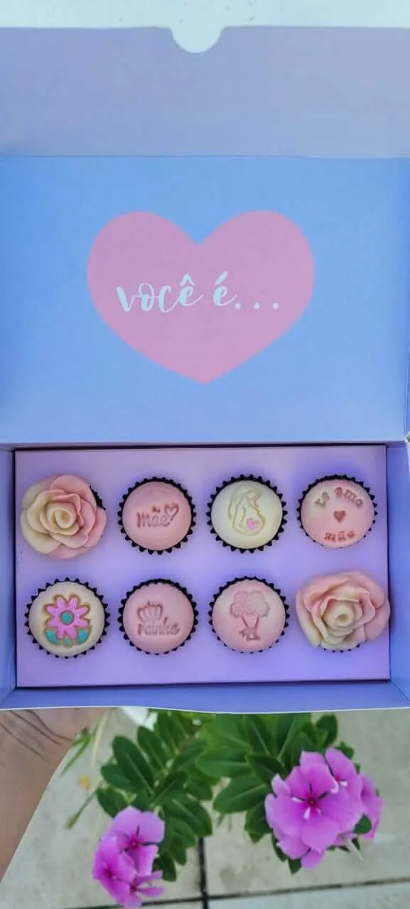 Caixa presenteável com brigadeiros personalizados para o Dia das Mães