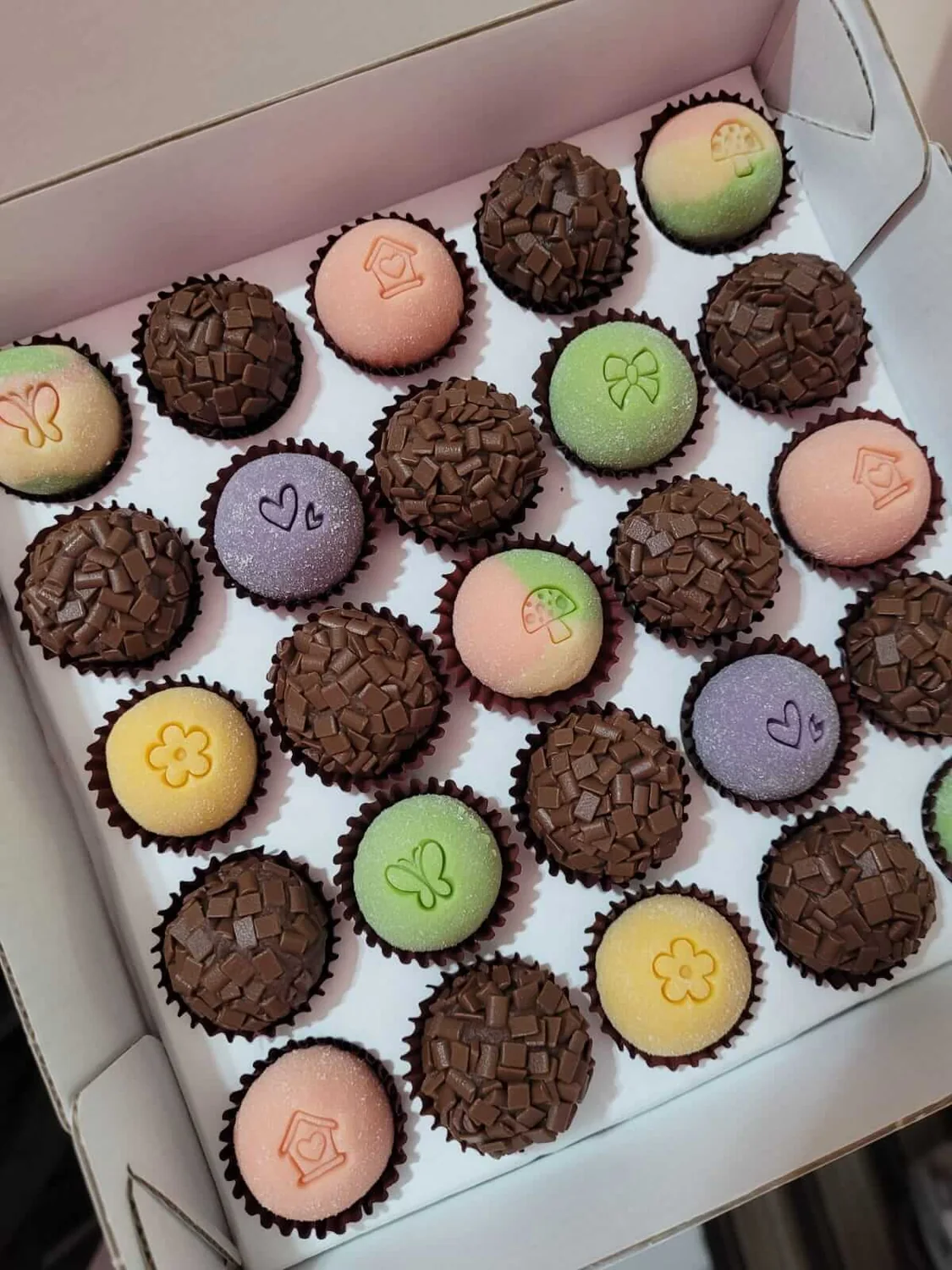 Caixa de brigadeiros coloridos com borboletas e flores em tema jardim encantado