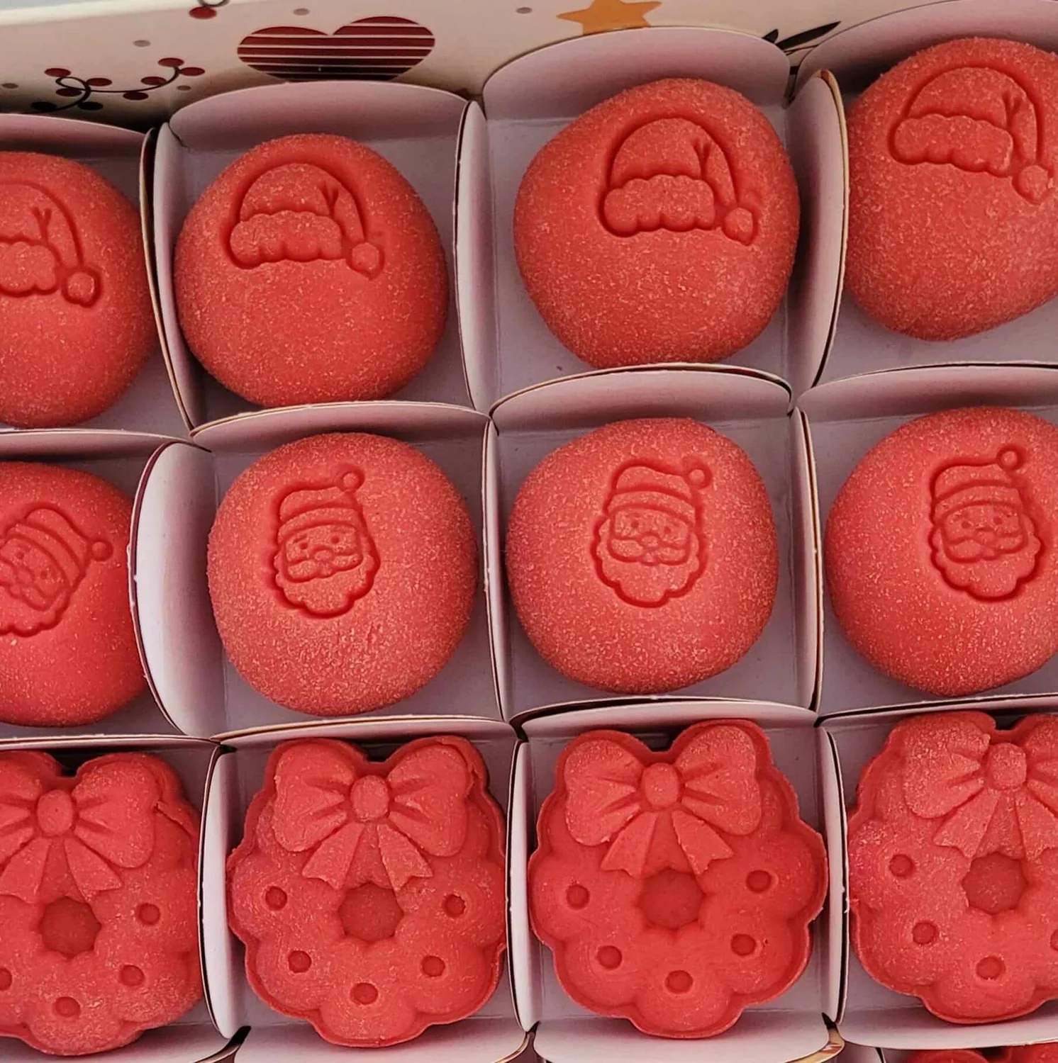 Brigadeiros vermelhos personalizados com gorro de Papai Noel e guirlandas