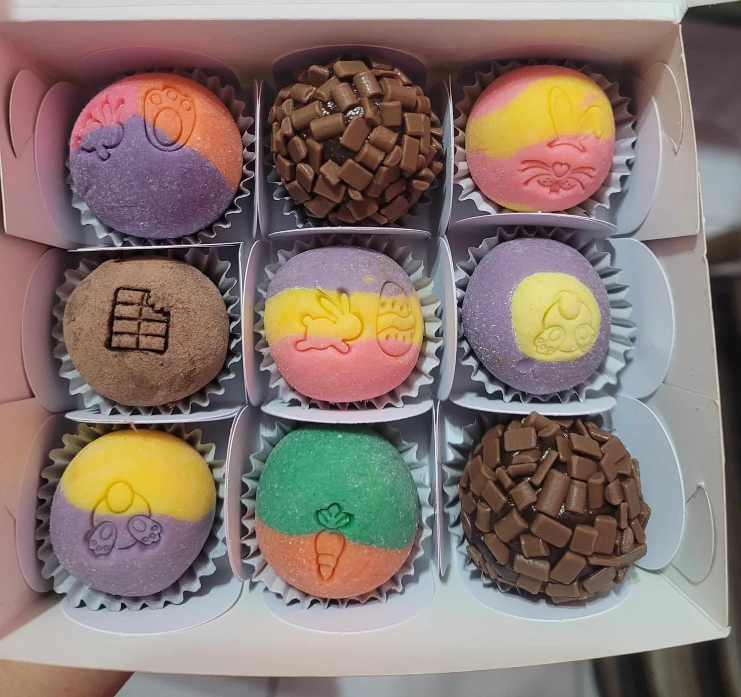 Caixa de brigadeiros temáticos de Páscoa com coelhos e cenouras