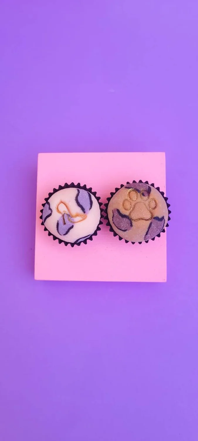 Brigadeiros personalizados com símbolos de pets em fundo lilás